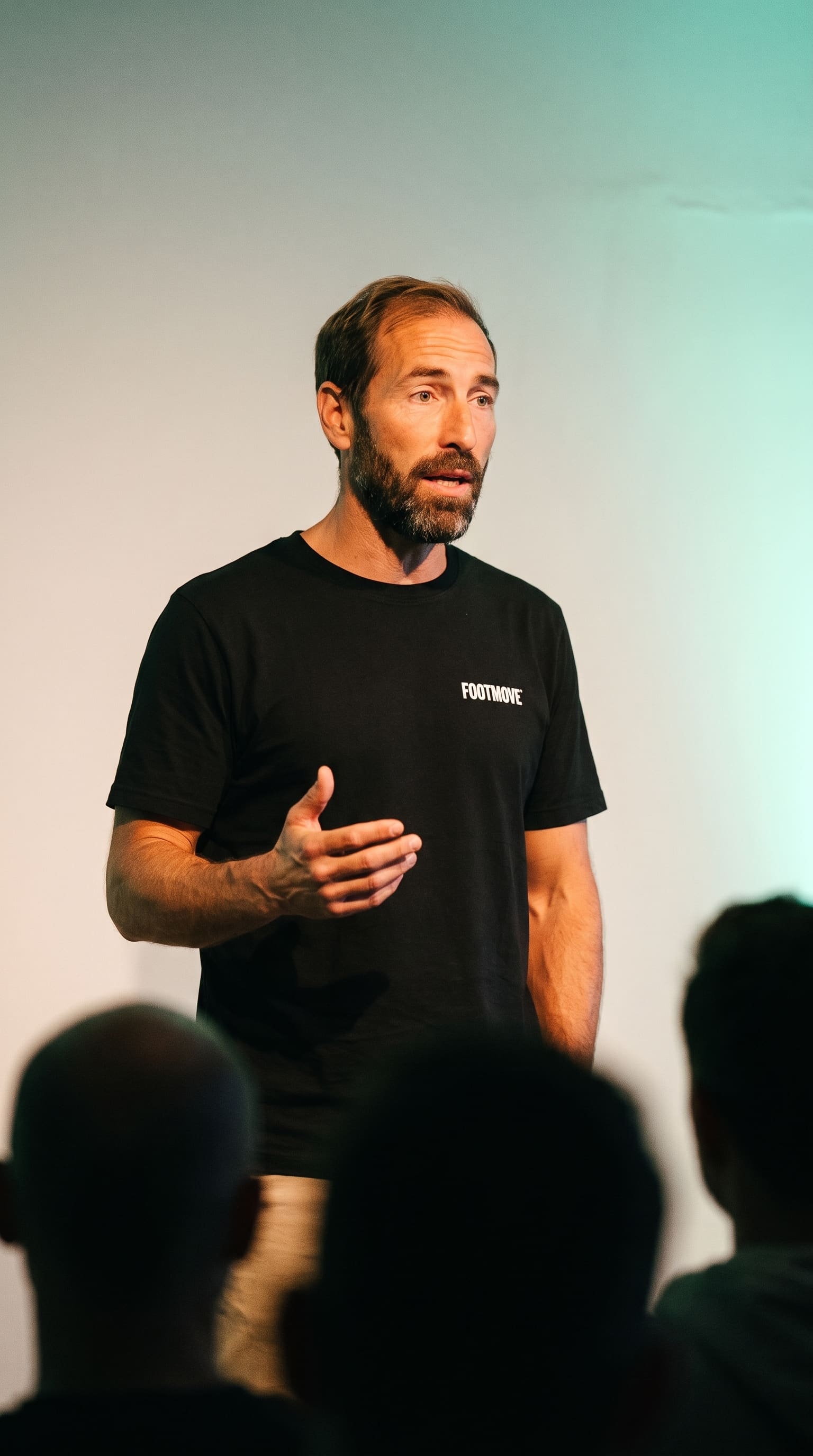 Sebastian Seppälä spricht bei einem Footmove Vortrag vor Publikum